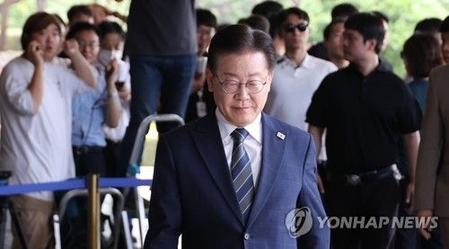 검찰 조사실로 향하는 민주당 이재명 대표