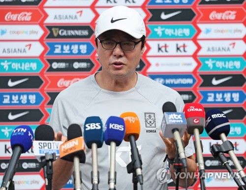 기자회견하는 황선홍 감독