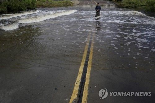 미국 캘리포니아주에 많은 비를 뿌린 허리케인 힐러리