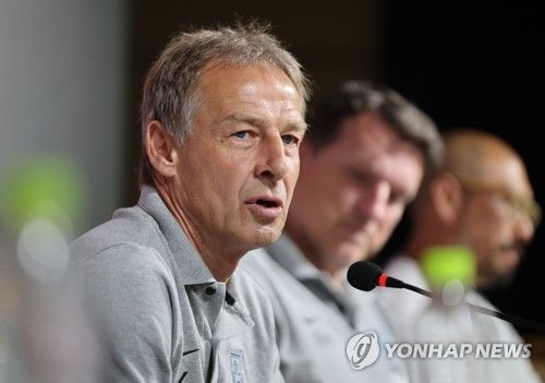 취재진 질문에 답하는 클린스만 감독