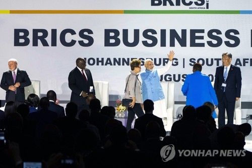 브릭스 비즈니스 포럼서 손 흔드는 모디 인도 총리