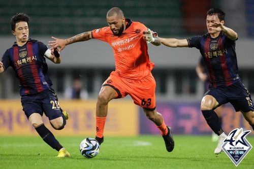 19일 수원FC와 강원의 경기 모습