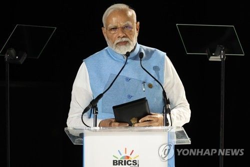 22일 남아공 요하네스버그서 열린 브릭스 비즈니스 포럼서 연설하는 나렌드라 모디 인도 총리