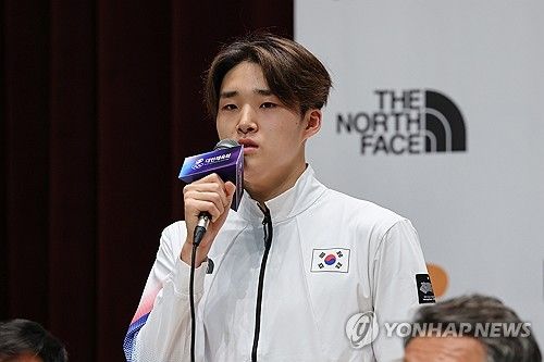 답변하는 수영 김우민