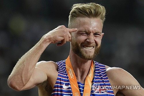 커, 이변 일으키며 남자 1,500ｍ 우승