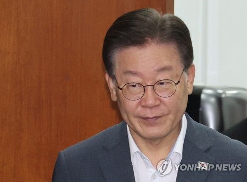 회의 참석하는 이재명 대표