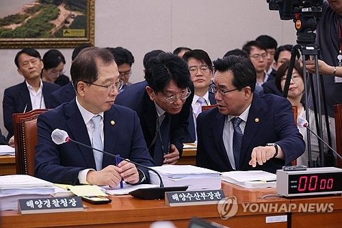 부처 관계자와 대화하는 해수부-농식품부 장관