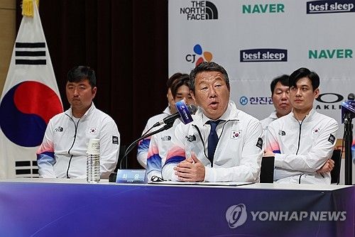 인사말 하는 최윤 선수단장