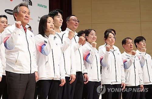 파이팅 포즈 취하는 선수단