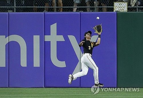 외야 수비하는 배지환