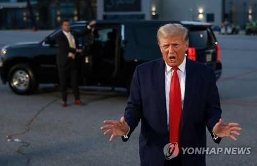 공항서 입장 밝히는 트럼프