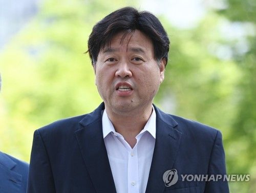 참고인 조사 출석하며 질문에 답하는 김용 전 부원장