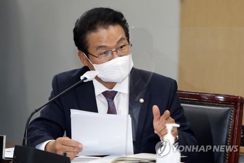 질의하는 김용판 의원