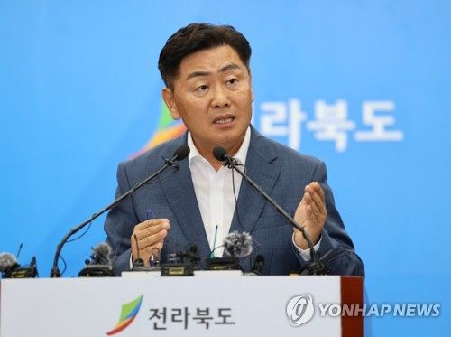 답변하는 김관영 전북지사