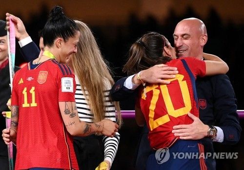 헤니페르 에르모소(왼쪽)과 루이스 루비알레스 회장(오른쪽)