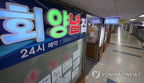 텅 빈 수산시장 식당가