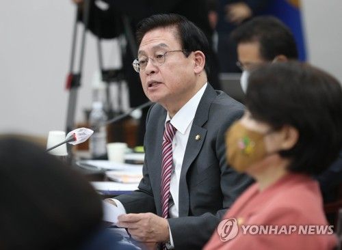 경북경찰 국감서 질의하는 정우택 의원