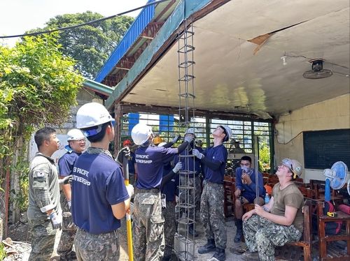 산페르난도 항 인근 지역 학교 시설을 보수 중인 천자봉함 승조원들