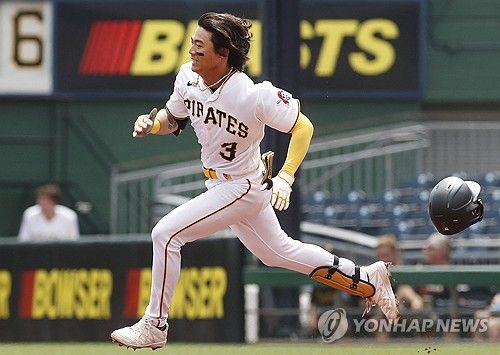 헬멧이 벗겨진 채 2루까지 뛰는 배지환