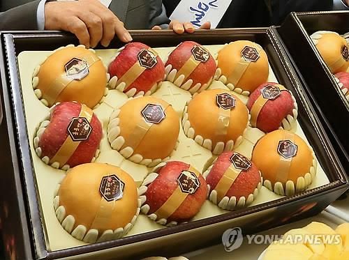 띠지 스티커 붙인 명절용 과일 선물 세트