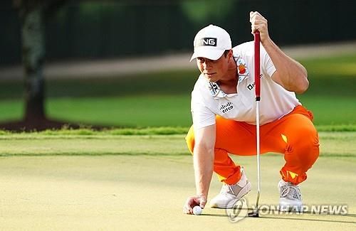 퍼트를 준비하는 호블란.