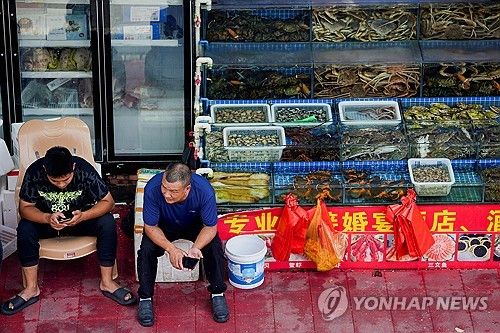 (로이터=연합뉴스) 지난 25일 중국 상하이의 수산물 가게. 2023.8.27.