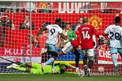 득점에 성공하는 노팅엄의 타이워 아워니이