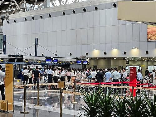 베이징 서우두국제공항에서 출발 기다리는 북한 주민들