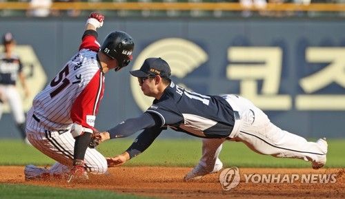 슬라이딩하는 홍창기