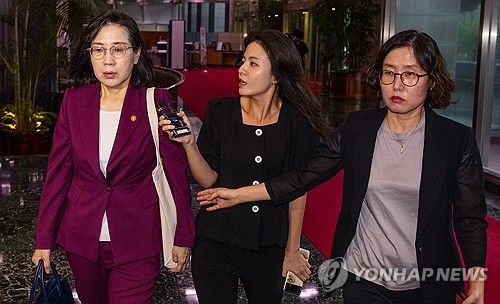 국회 상임위 출석 관련 질문에 답하는 김현숙 여성가족부 장관