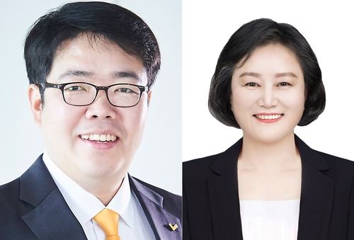 윤민섭 춘천시의원(왼쪽)과 강선경 전 정의당 강원도당위원장