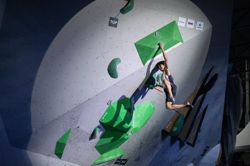 남자부 U-16 볼더링 결승을 치르는 노현승