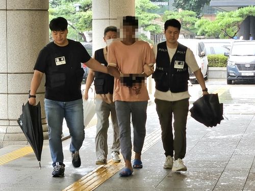 '주택가 흉기 자해소동' 30대 영장심사 출석