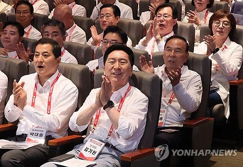 박수치는 김기현 대표