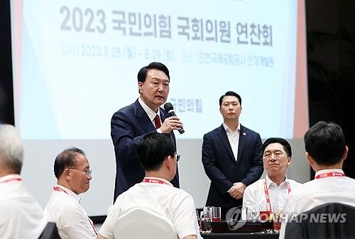 국민의힘 연찬회에서 발언하는 윤석열 대통령