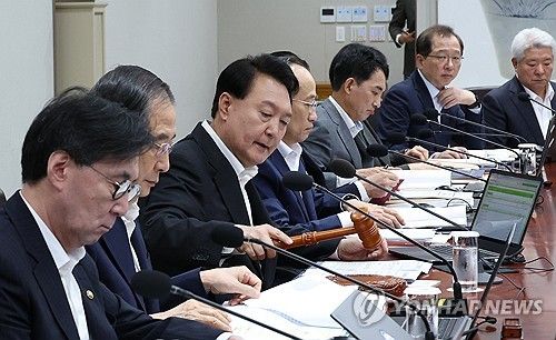 국무회의 개회 선언하는 윤 대통령