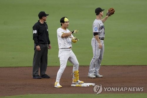 헬멧이 벗겨진 채 2루에 도달한 김하성