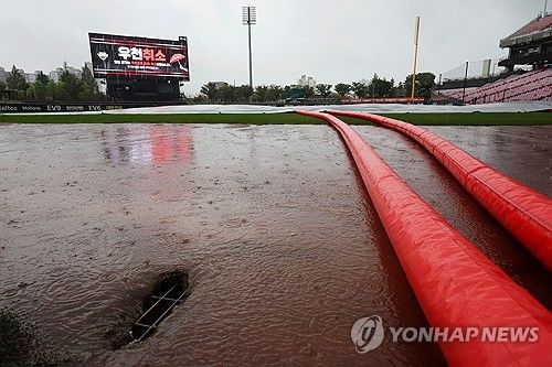 비로 흥건한 광주기아챔피언스필드