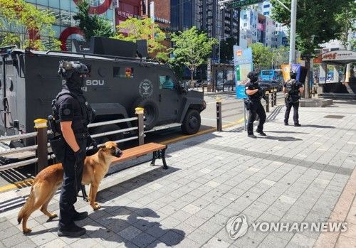 도심에 배치된 경찰특공대와 장갑차