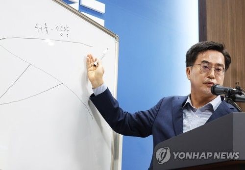 질문에 답하는 김동연 경기도지사