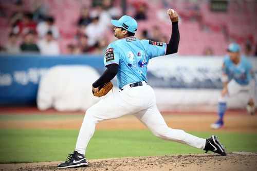 SSG를 상대로 혼신의 투구를 펼치는 윌리엄 쿠에바스