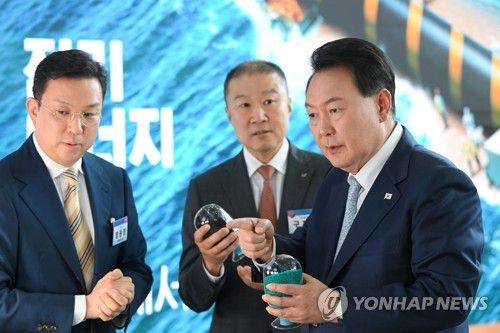 이차전지 전구체 설명 듣는 윤석열 대통령