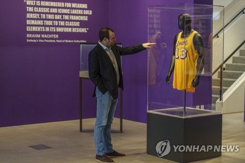 소더비 로스앤젤레스 갤러리에서 공개된 윌트 체임벌린의 유니폼