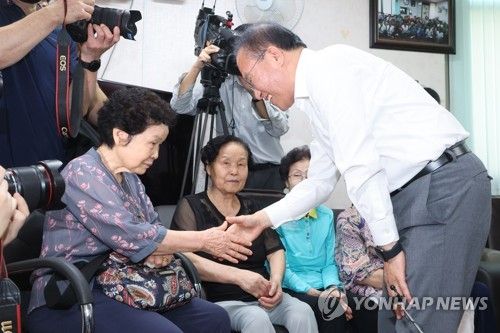 폭염대비 점검 위해 경로당 방문한 윤재옥 원내대표