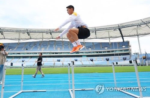 '스마일 점퍼' 우상혁 가뿐히