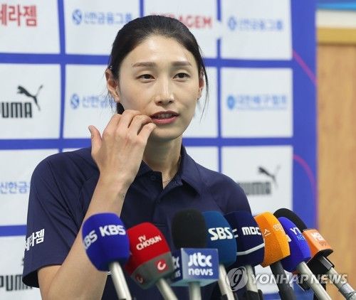 훈련 전 기자회견 하는 김연경 어드바이저