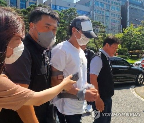 교사 흉기로 찌른 20대 영장실질심사 출석