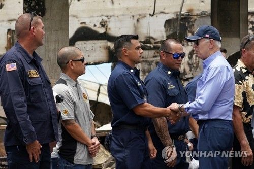 하와이 산불 피해 지역 방문한 바이든