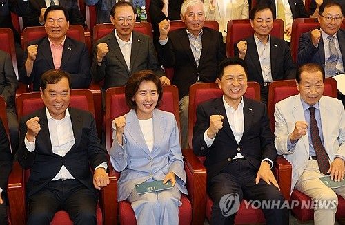 기념촬영 하는 나경원