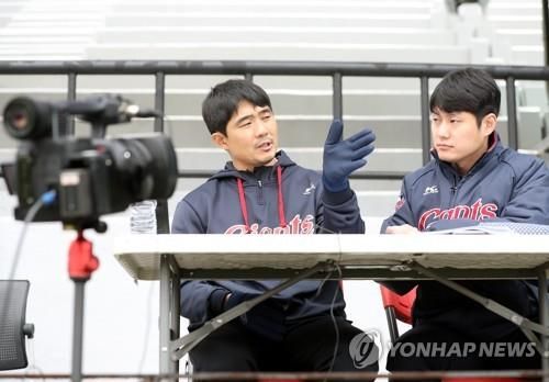 시범경기 구단 자체 중계에 나선 성민규(왼쪽) 롯데 단장